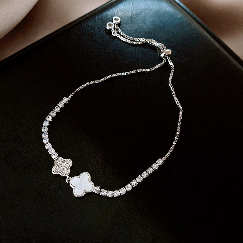 Ivory Duo – Elegant Clover Shine