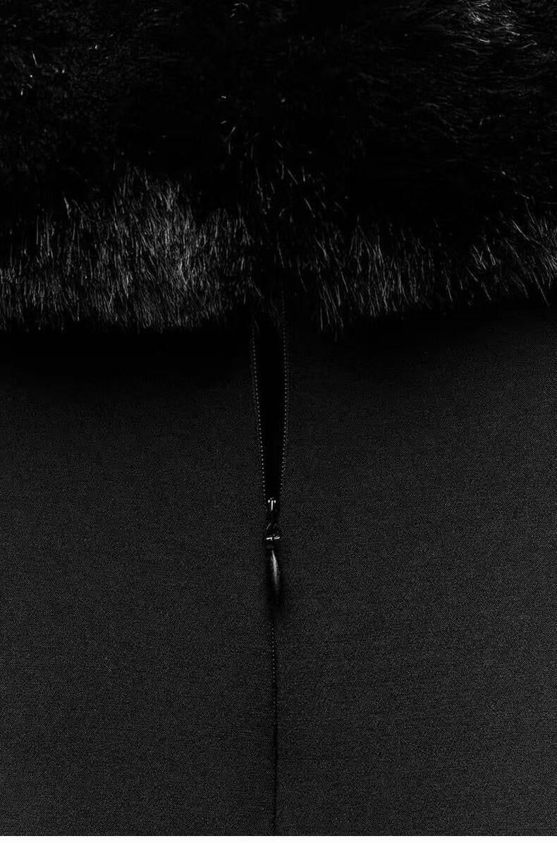 Schwarzes Abendkleid mit Kunstfell