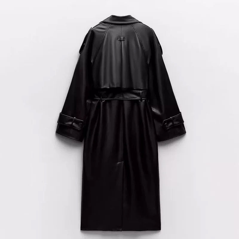 Schwarzer Ledermantel mit Gürtel