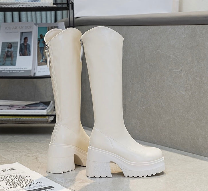 Kniehohe Plateau-Stiefel aus
Leder