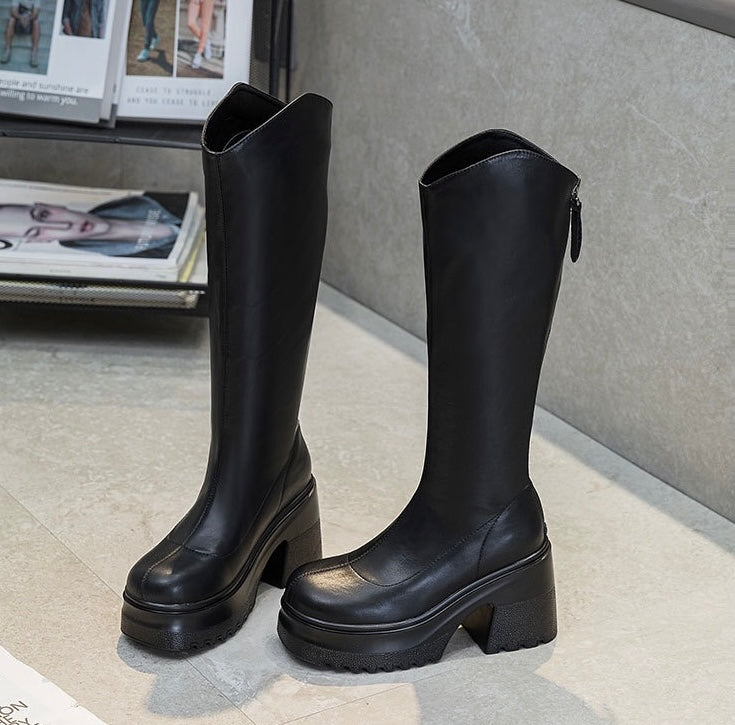 Kniehohe Plateau-Stiefel aus
Leder