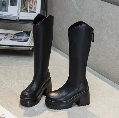 Kniehohe Plateau-Stiefel aus
Leder