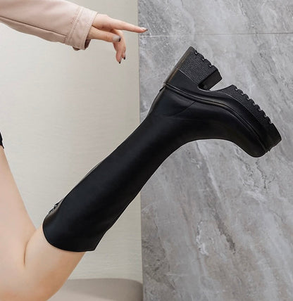 Kniehohe Plateau-Stiefel aus
Leder