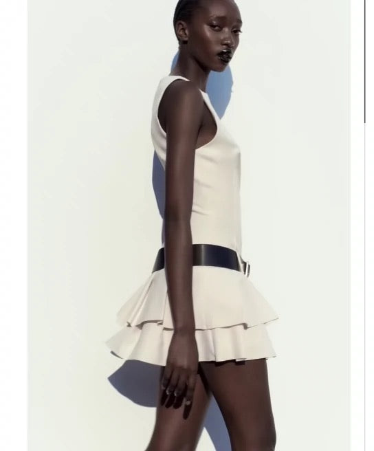 Weißes Kleid mit Gürtel