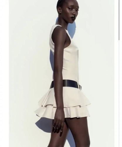 Weißes Kleid mit Gürtel