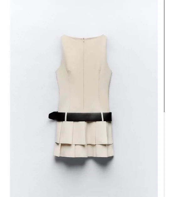 Weißes Kleid mit Gürtel