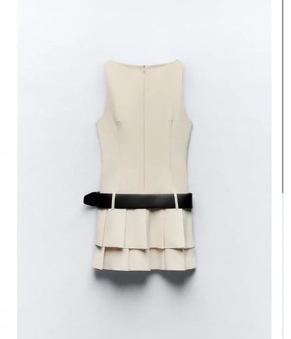 Weißes Kleid mit Gürtel