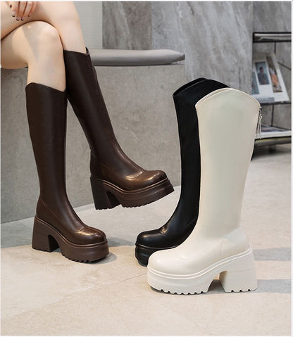 Kniehohe Plateau-Stiefel aus
Leder