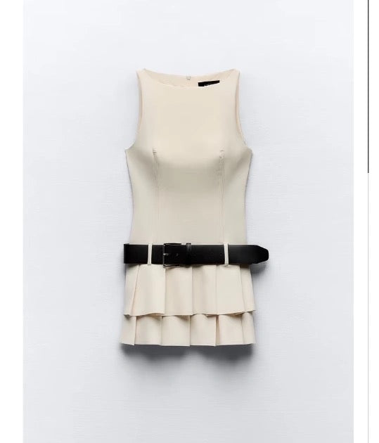 Weißes Kleid mit Gürtel