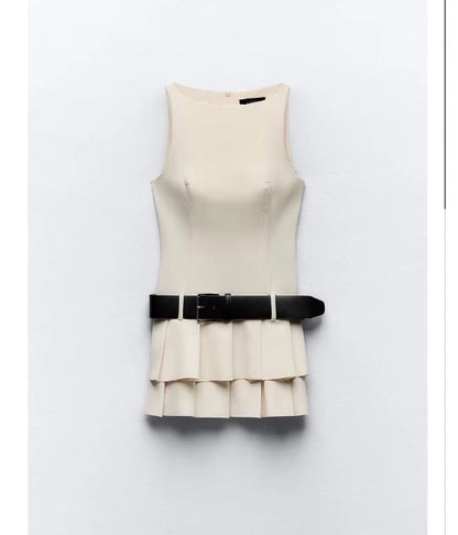 Weißes Kleid mit Gürtel