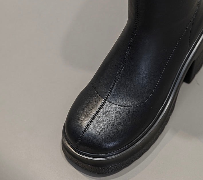 Kniehohe Plateau-Stiefel aus
Leder