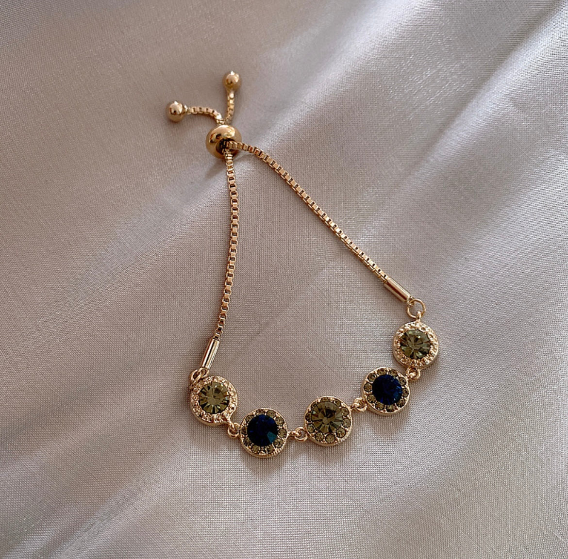 Royal Orbit – Vintage Gemstone Slider