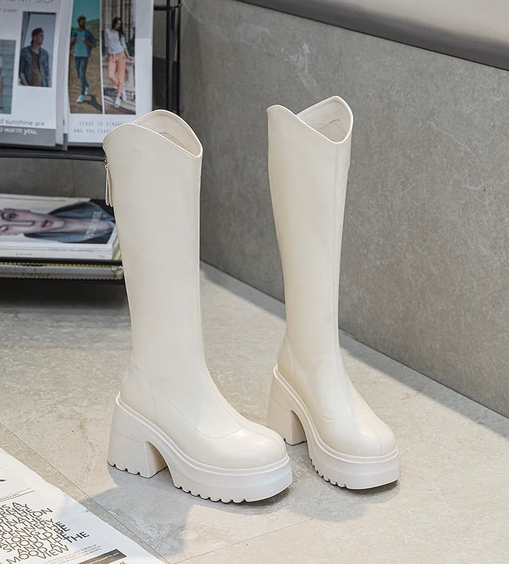 Kniehohe Plateau-Stiefel aus
Leder