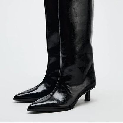 Glänzende Stiefel mit modernem Oversized-Look