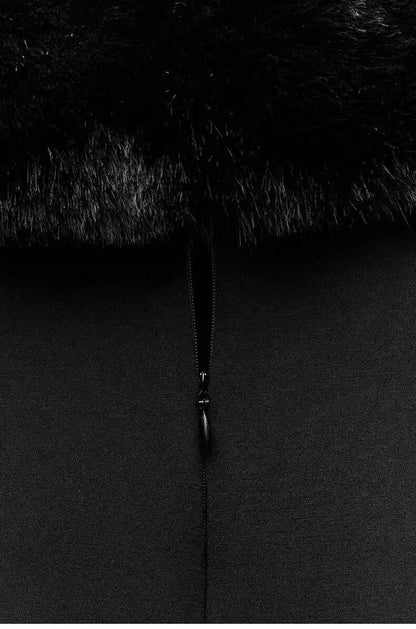 Schwarzes Abendkleid mit Kunstfell