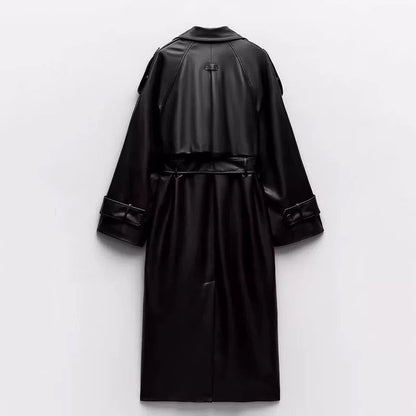 Schwarzer Ledermantel mit Gürtel