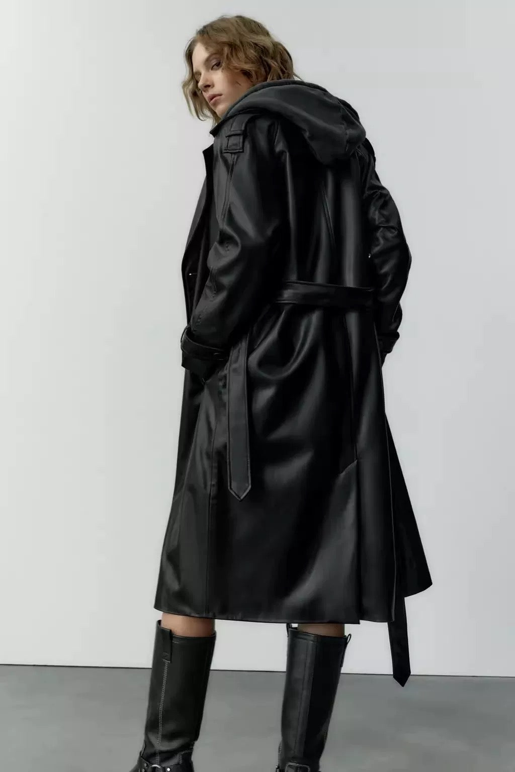 Schwarzer Ledermantel mit Gürtel