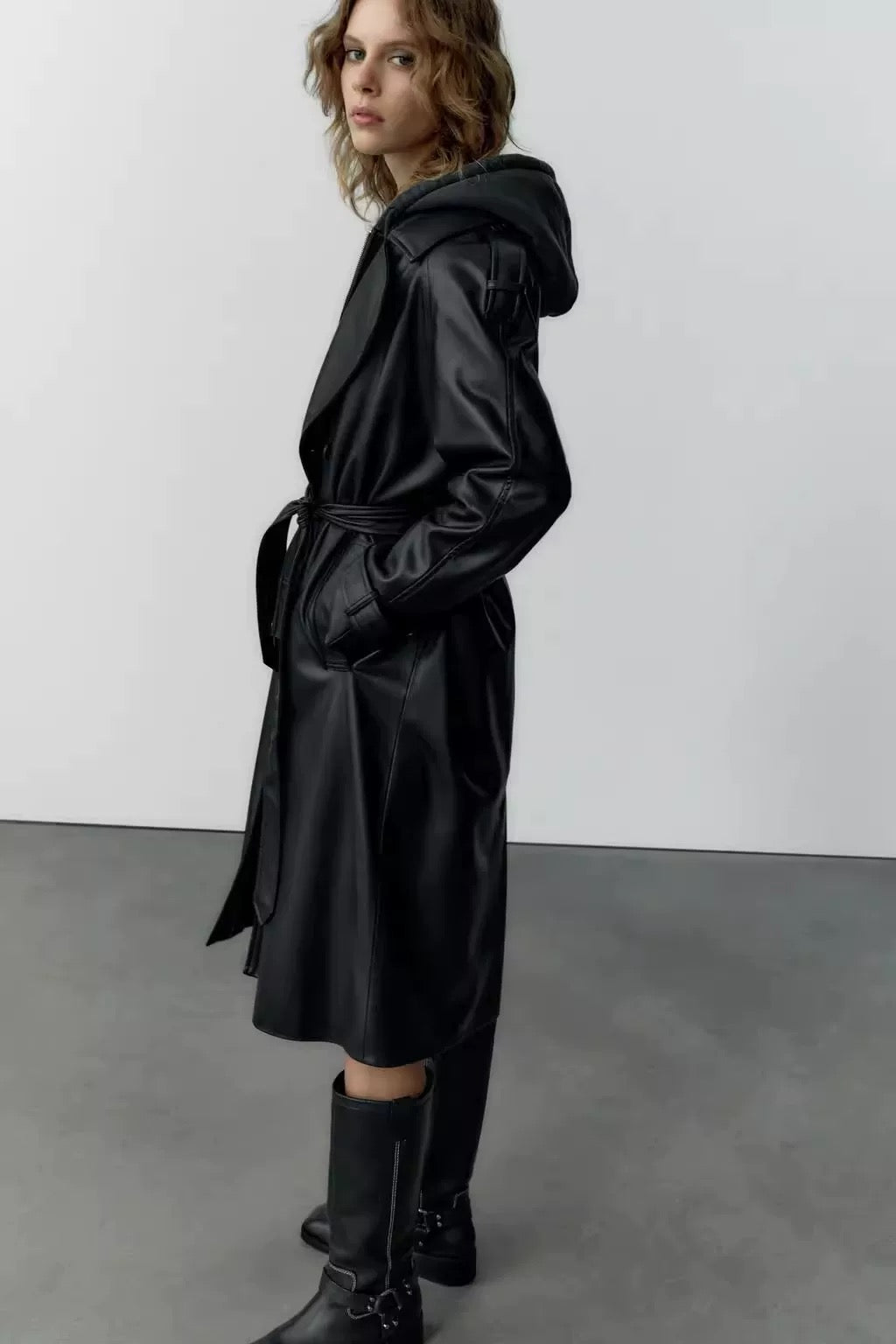 Schwarzer Ledermantel mit Gürtel