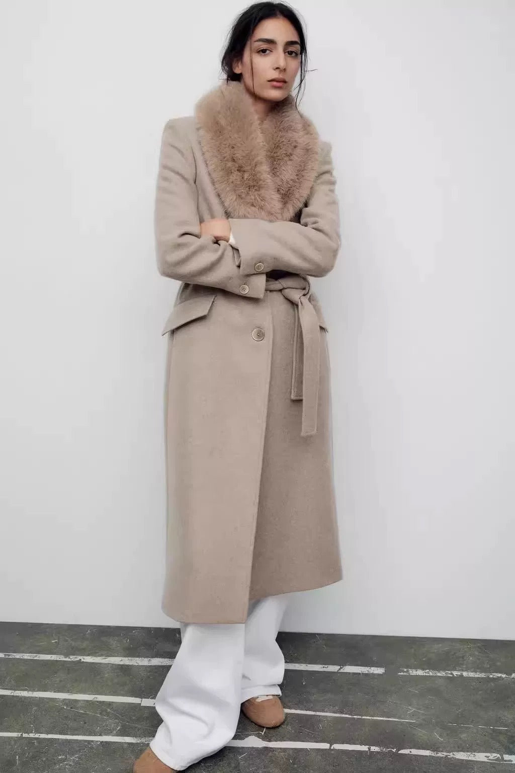 Wollmantel mit Kunstfellkragen