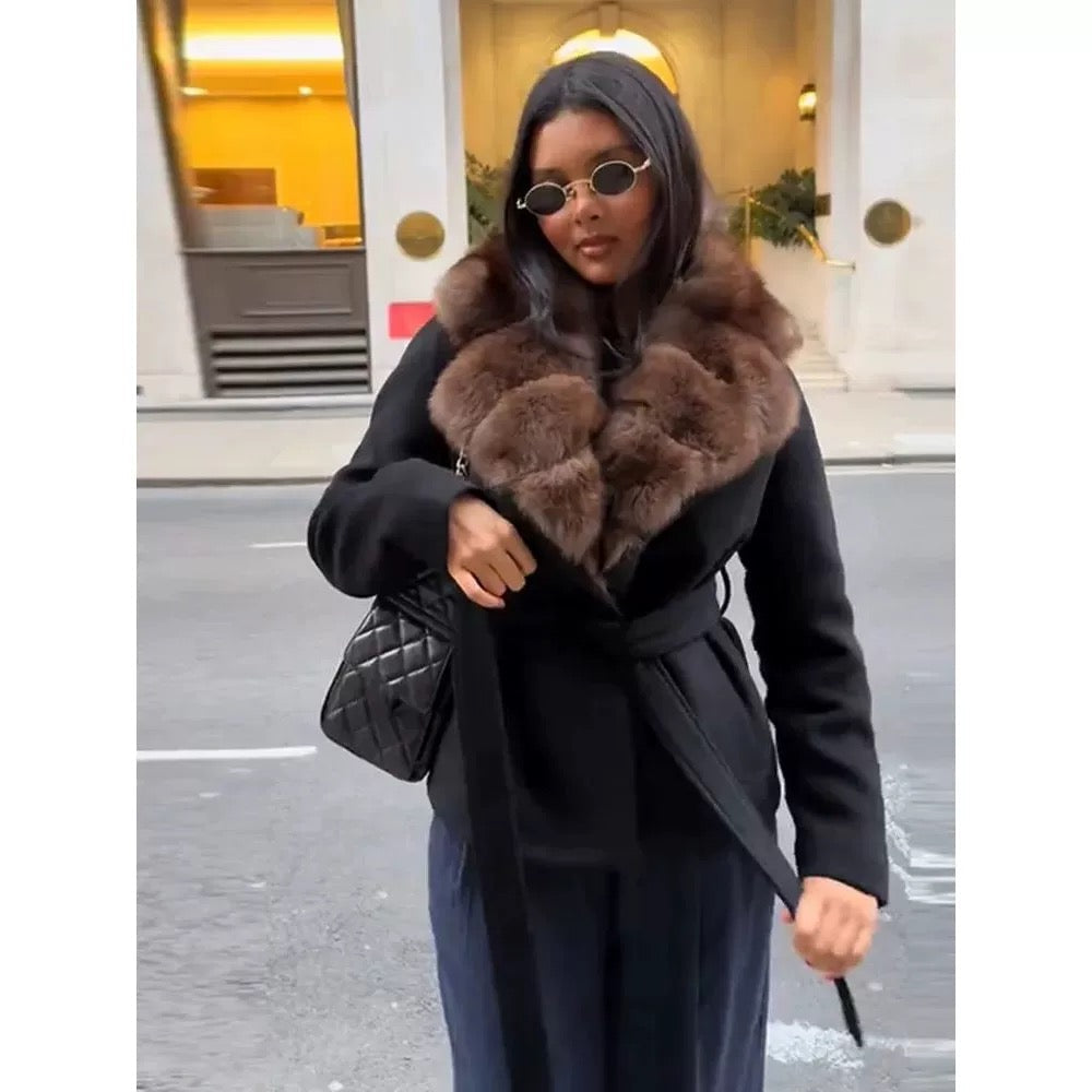 Aleyna Mantel mit Fellkragen